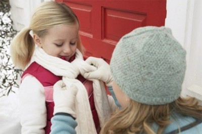 Ba mẹ hãy mặc đủ ấm cho bé khi thời tiết giao mùa.