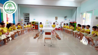 CÙNG CÁC BÉ LÁ 4 THAM GIA TRÒ CHƠI AI NHANH HƠN