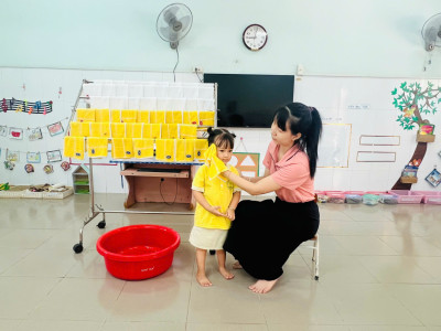 CÙNG CÁC BÉ NHÀ TRẺ RÈN THAO TÁC VỆ SINH