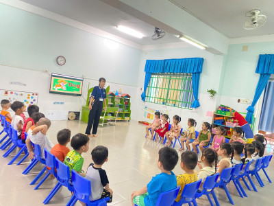 HOẠT ĐỘNG NGOẠI KHÓA: LÀM QUEN VỚI TIẾNG ANH – KHỐI MẦM & NHÀ TRẺ