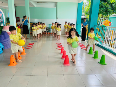 Hôm nay, lớp Lá 1 đã có một buổi sinh hoạt thật vui nhộn và sôi động với trò chơi vận động "Tiếp sức thi đua"