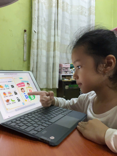 Các bạn nhỏ lớp Lá 3 đang rất hào hứng với thư viện số không chỉ ở trường mà còn được học cùng ba mẹ nữa đó ạ!