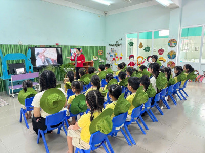 Trường Mầm non Tuổi Xanh tổ chức buổi chiếu phim tư liệu ý nghĩa về Bác Hồ kính yêu