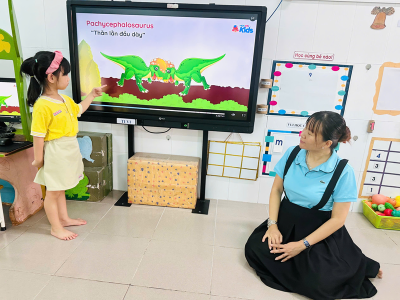 Cô trò lớp Chồi 2 và thư viện số