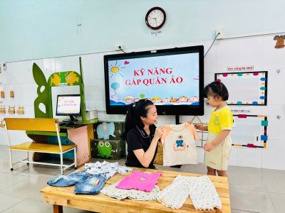 Rèn luyện kỹ năng Gấp quần áo cho bé