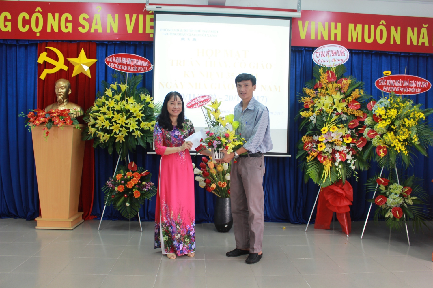 Đại diện UBND phường Chánh Nghĩa tặng hoa và quà cho nhà trường