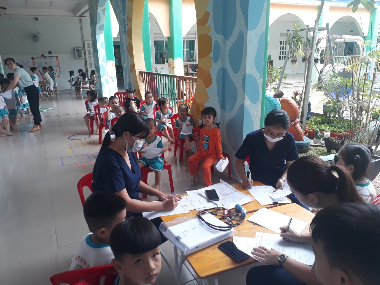 Trường Mầm Non Tuổi Xanh phối hợp cùng trạm y tế Phường Chánh Nghĩa tiếp tục cho trẻ uống vắc xin Phòng Bại Liệt vòng 2 tại trường.