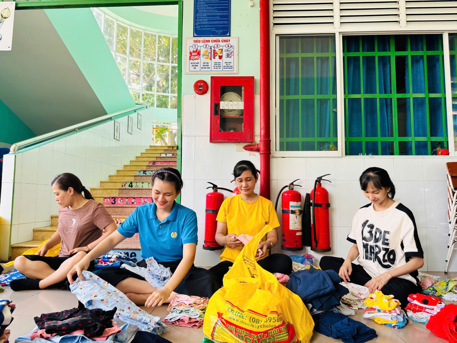 Công Đoàn viên phân loại quần áo, sách học,..