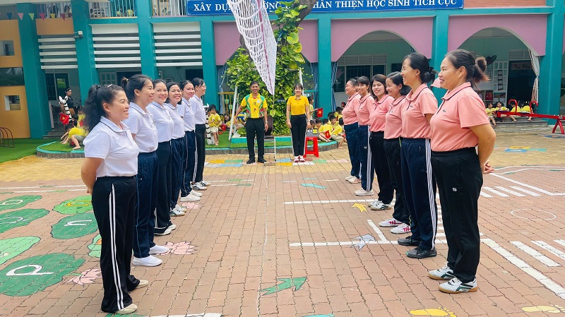 Hoạt động đánh bóng chuyền chào mừng ngày Nhà giáo Việt Nam (20/11/1982-20/11/2024)