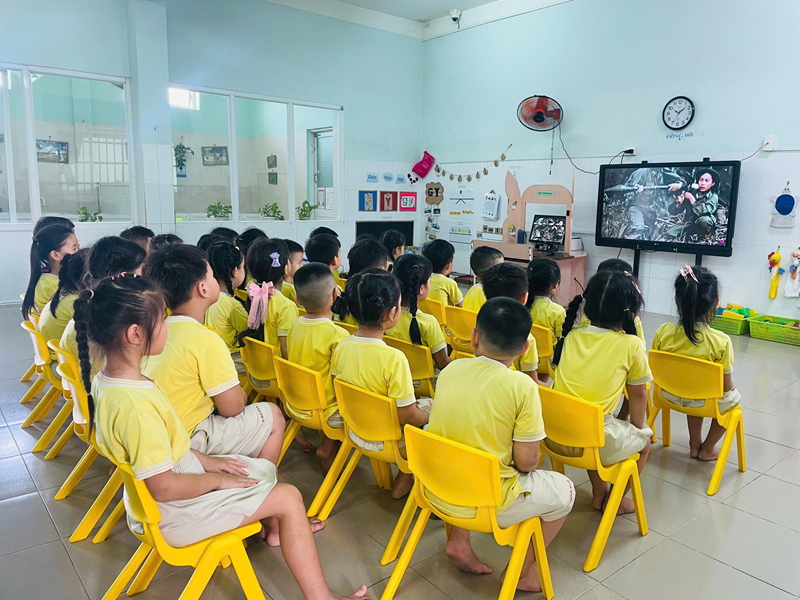 Hôm nay, các bạn nhỏ lớp Lá 1 đã cùng nhau xem lại những thước phim tư liệu quý giá về ngày Giải phóng miền Nam, thống nhất đất nước 30/4/1975.