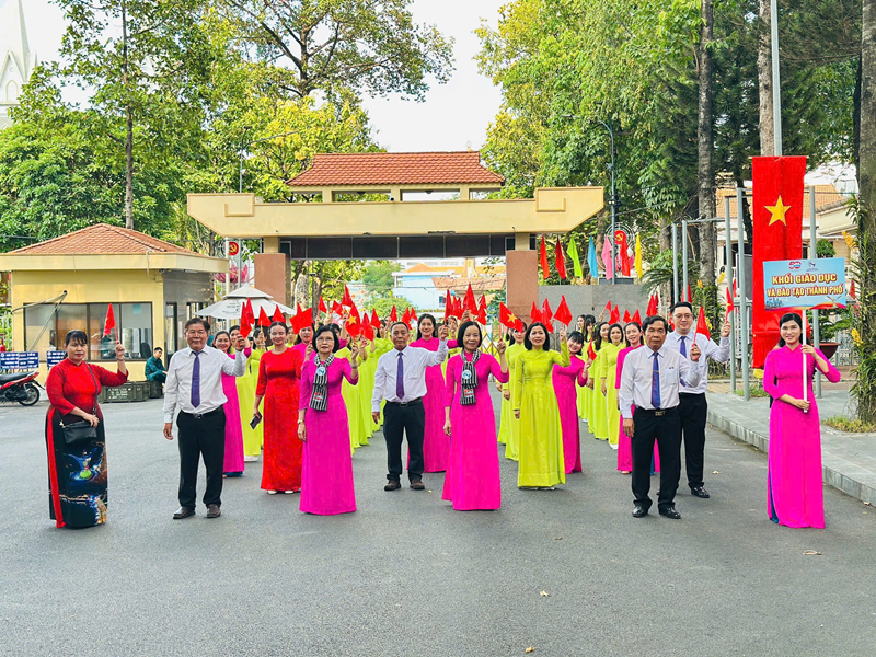 Rực rỡ sắc màu áo dài trong diễu hành kỷ niệm 50 năm Thống nhất đất nước