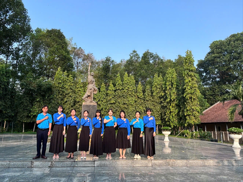 CÔNG ĐOÀN TRƯỜNG MẦM NON TUỔI XANH TỔ CHỨC HOẠT ĐỘNG VỀ NGUỒN TẠI KHU DI TÍCH NHÀ TÙ PHÚ LỢI