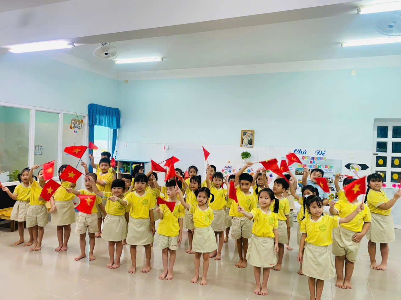 CÔ TRÒ LỚP LÁ 2 ÔN LẠI LỊCH SỬ HÀO HÙNG CỦA DÂN TỘC