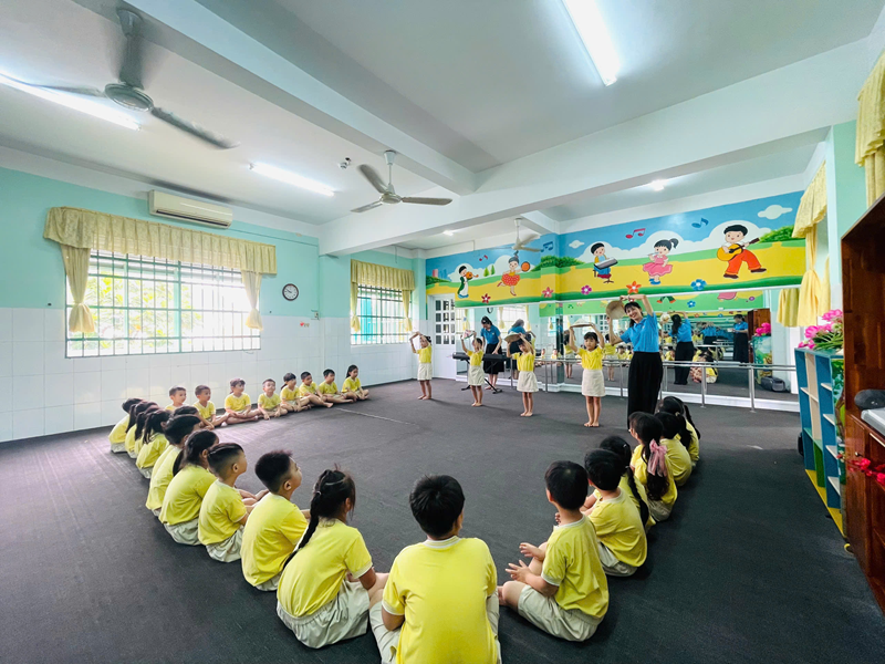 Múa theo điệu nhạc dân ca