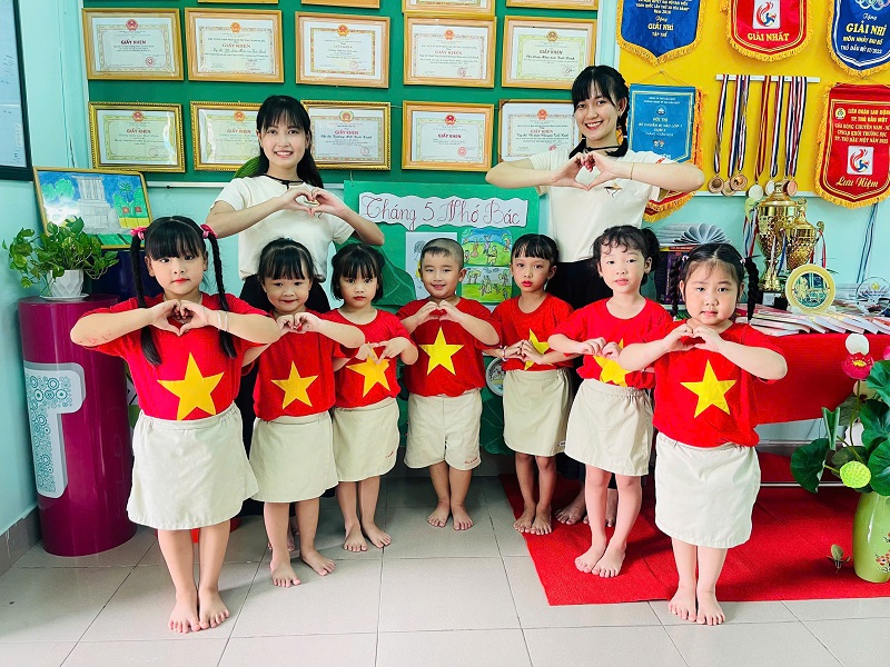 TRƯỜNG MẦM NON TUỔI XANH RỘN RÀNG VỚI HOẠT ĐỘNG LÀM BÁO TƯỜNG CHÀO MỪNG KỶ NIỆM SIINH NHẬT BÁC