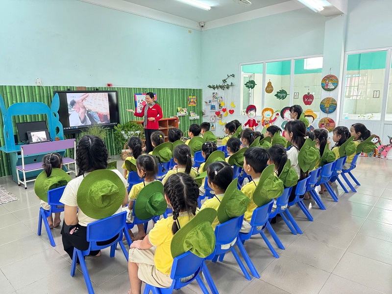 Trường Mầm non Tuổi Xanh tổ chức buổi chiếu phim tư liệu ý nghĩa về Bác Hồ kính yêu